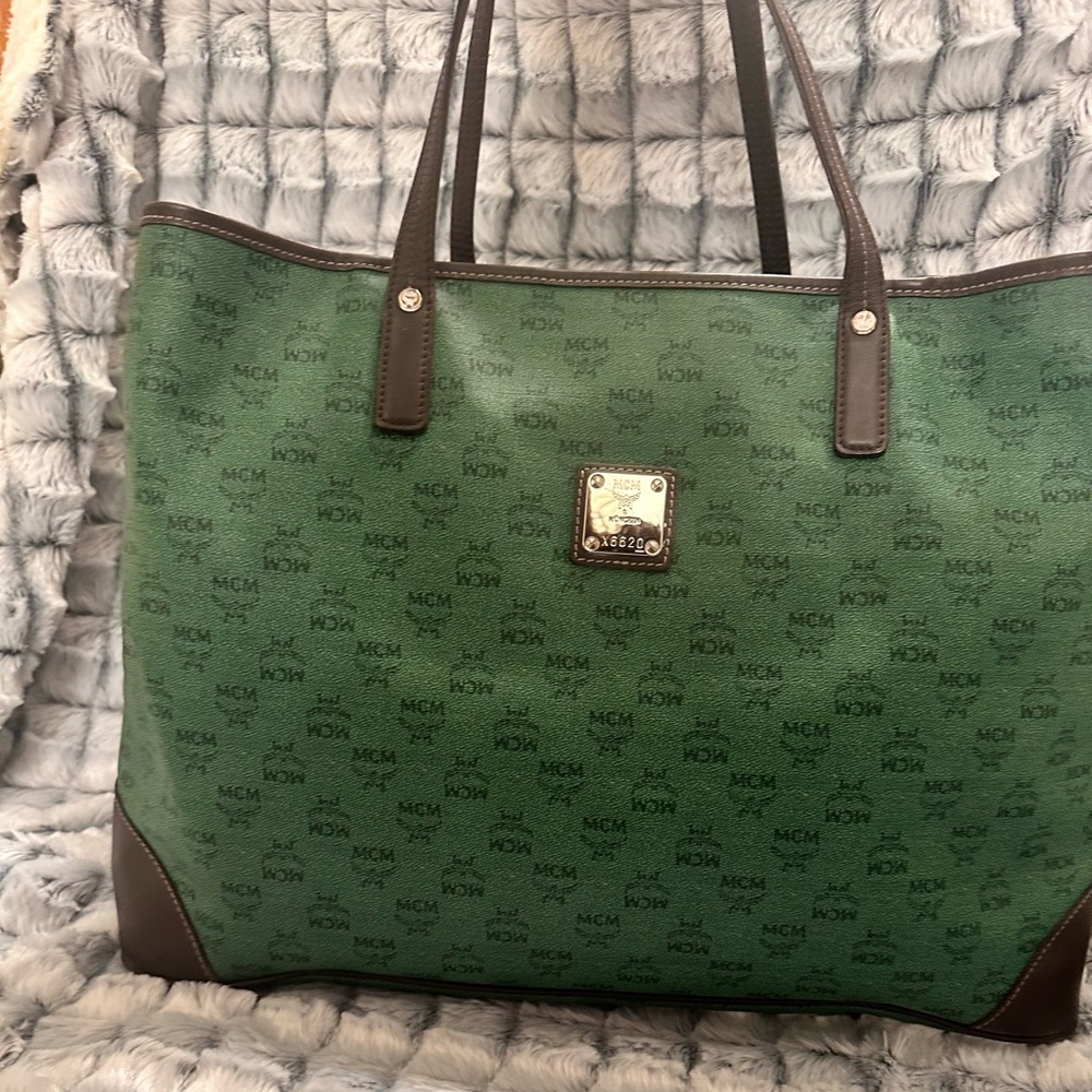 MCM 💚💚Anya Leather Tote 
EUC 
Green, Leather
XL